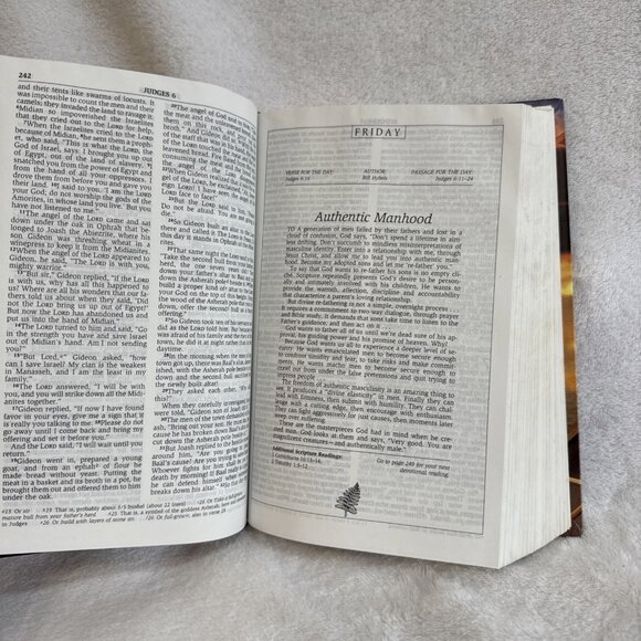 Men's Devotional Bible-NIV: Daily Devotions from Godly Men‎ Zondervan Red Letter - Picture 9 of 12